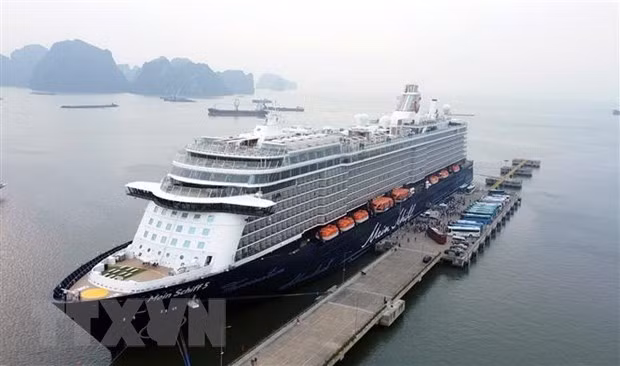 Le navire Mein Schiff 5 amène plus de 2 000 touristes étrangers à la baie d’Ha Long. Photo: VNA