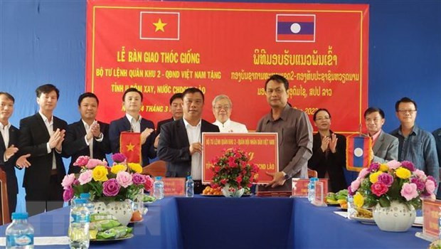 Lors de la cérémonie de remise de semences de riz à la province lao d'Oudomxay. Photo : VNA.