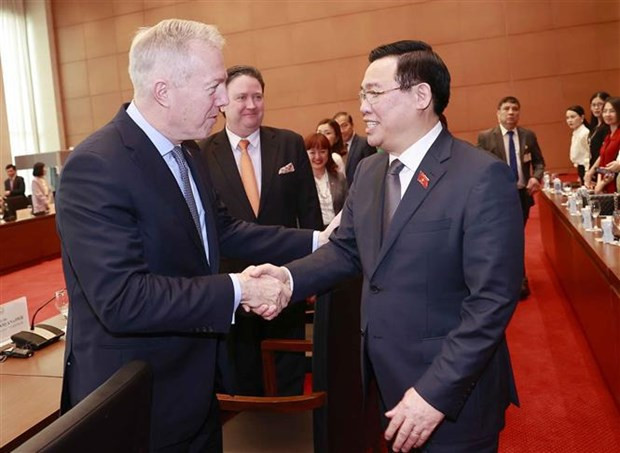 Le Président de l'Assemblée nationale Vuong Dinh Huê (à droite) et des représentants d'entreprises américaines. Photo : VNA.