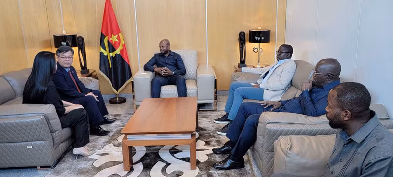 Lors de la rencontre entre Duong Chinh Chuc et le président de Lunda-Sul, Daniel Felix Neto. Photo : baoquocte