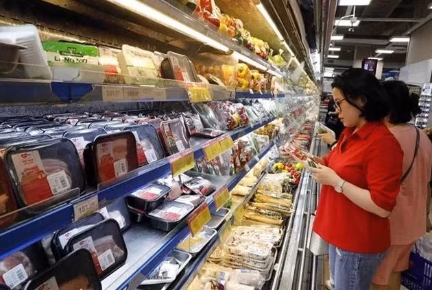 Clients dans un supermarché à Hanoï. Photo : VNA