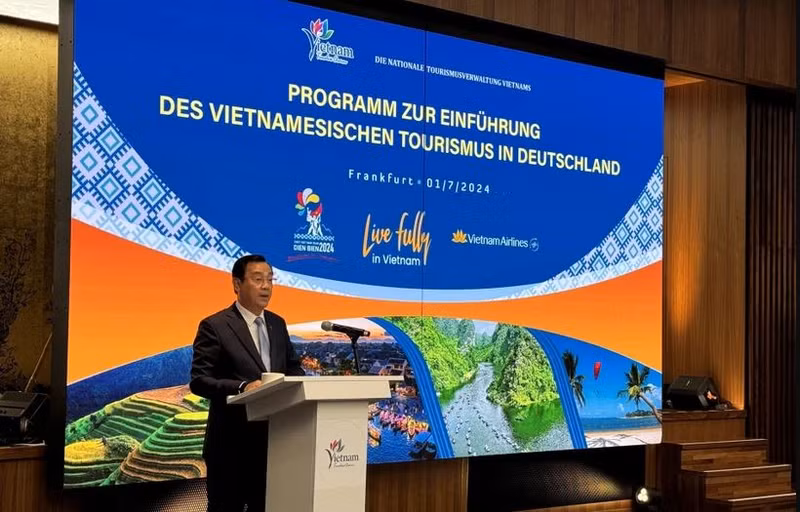 Le directeur de l'Autorité nationale du tourisme du Vietnam, Nguyen Trung Khanh, s'exprime au programme. Photo : VNA.