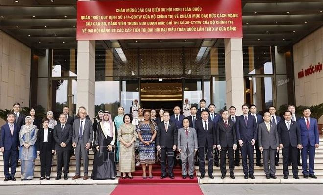 Le président de l'Assemblée nationale, Tran Thanh Man (premier rang, 9e à partir de la gauche), et les invités. Photo : VNA.