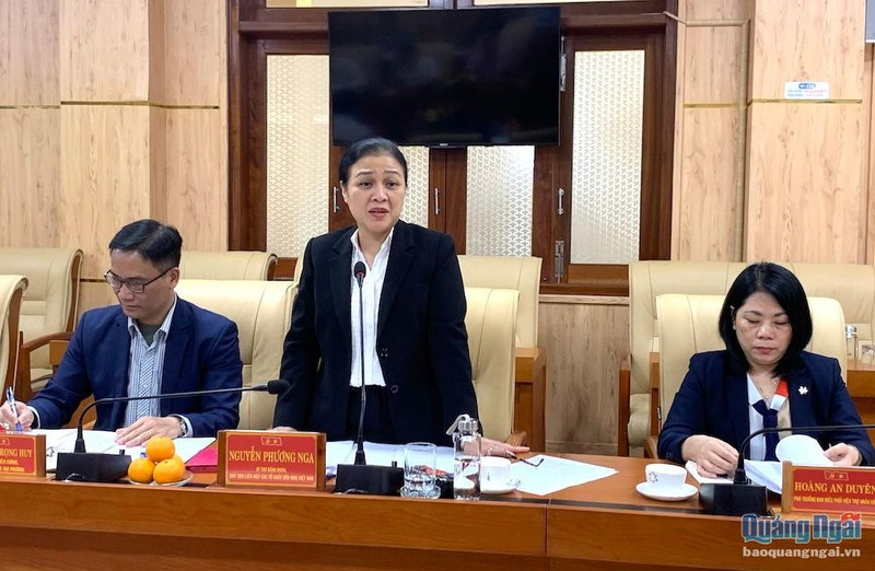La présidente de l’Union des organisations d’amitié Nguyen Phuong Nga (debout), prend la parole. Photo: Bao Quang Ngai