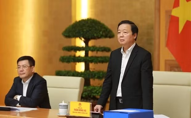 Le Vice-Premier ministre Trân Hông Hà (debout) à la réunion. Photo : VNA.