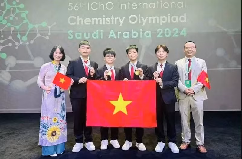 La délégation vietnamienne aux 56es Olympiades internationales de chimie. Photo : ministère vietnamien de l'Éducation et de la Formation.