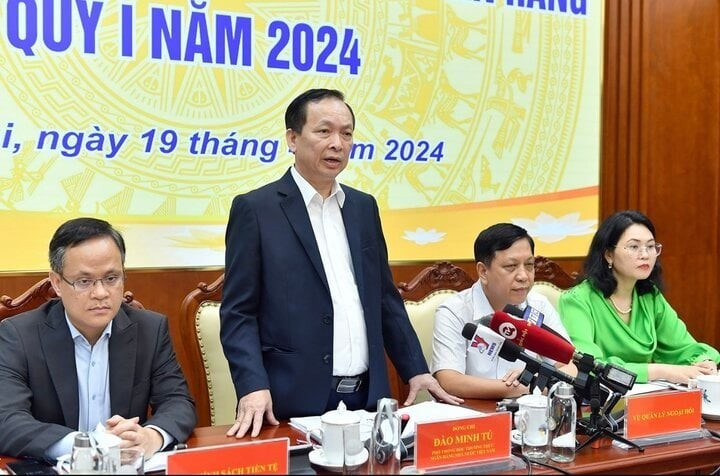 Le vice-gouverneur permanent de la Banque d'État, Dào Minh Tu (debout). Photo: Banque d'État