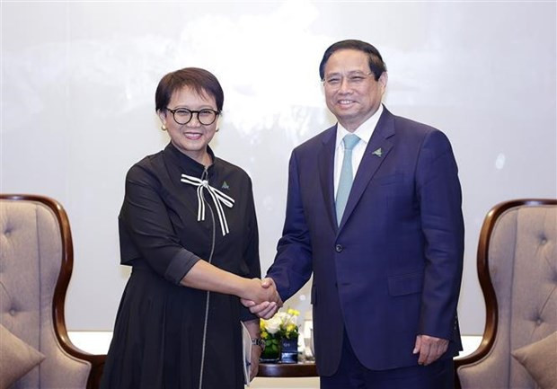 Le Premier ministre Pham Minh Chinh serre la main de la ministre indonésienne des Affaires étrangères, Retno Marsudi, à Hanoi, le 23 avril. Photo : VNA 