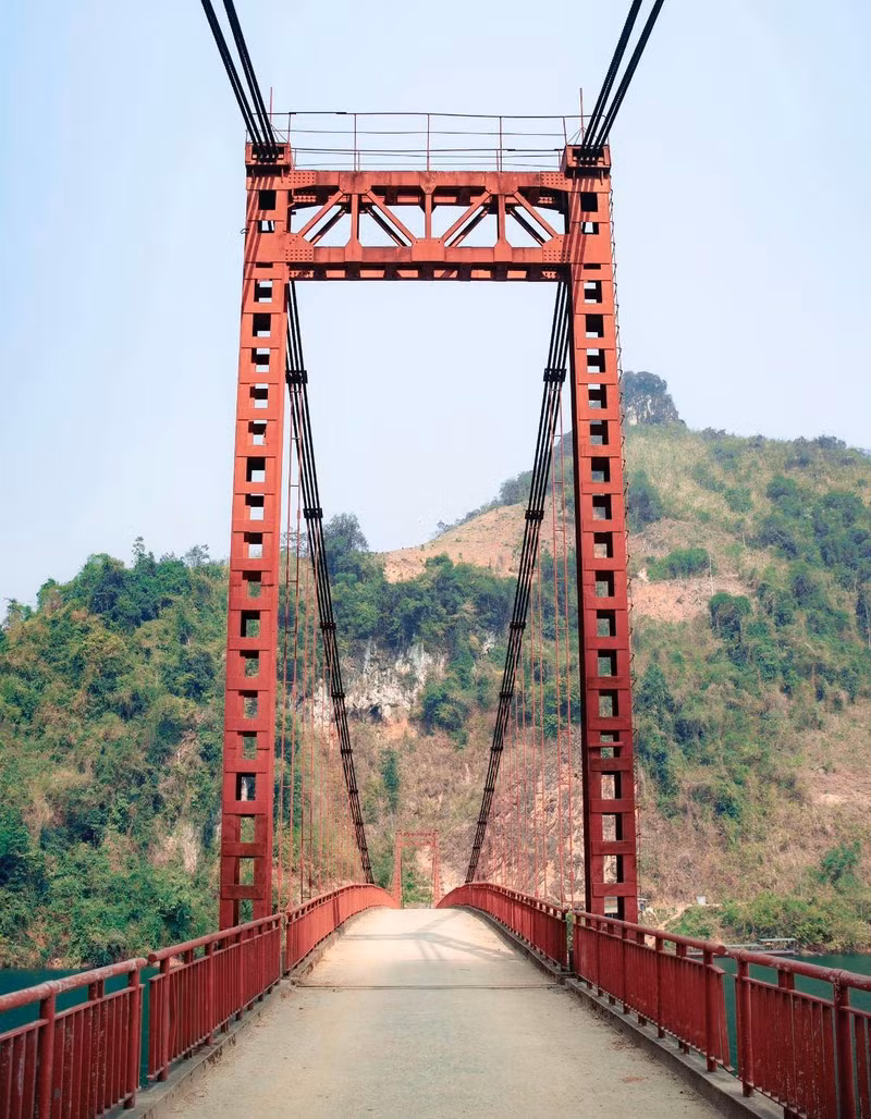 Pour se rendre au pont suspendu de Pa Phong, les visiteurs doivent franchir des routes sinueuses et rocailleuses. Photo: baoquocte