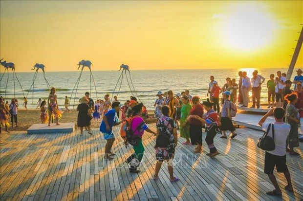 Des touristes accueillent le coucher du soleil sur la plage Sunset Sanato, Bai Truong, ville de Phu Quoc, province de Kien Giang. Photo: VNA
