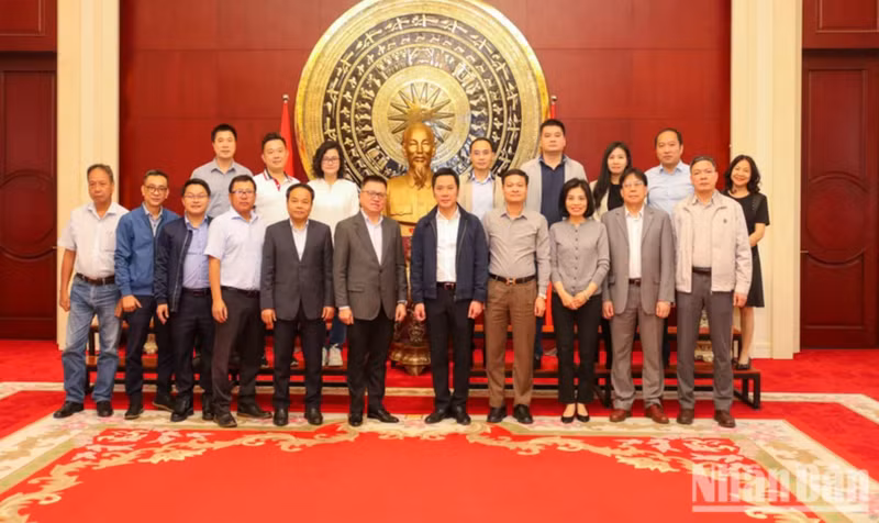 Le 21 avril, Le Quoc Minh et sa délégation ont travaillé avec l’ambassade du Vietnam en Chine. Photo: NDEL
