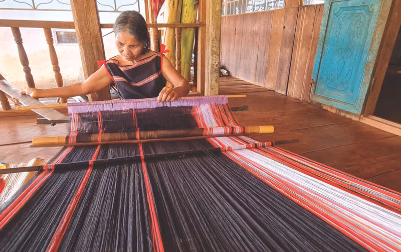 À Gia Lai, des métiers à tisser fonctionnent quotidiennement.