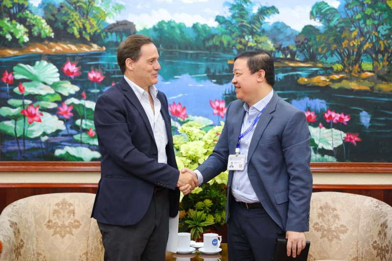 Le vice-président de l'Union des organisations d'amitié du Vietnam, Nguyen Ngoc Hung (à droite), et Jesus Lavina, chef adjoint de la division de la coopération au développement de la délégation de l’Union européenne. Photo : baoquocte
