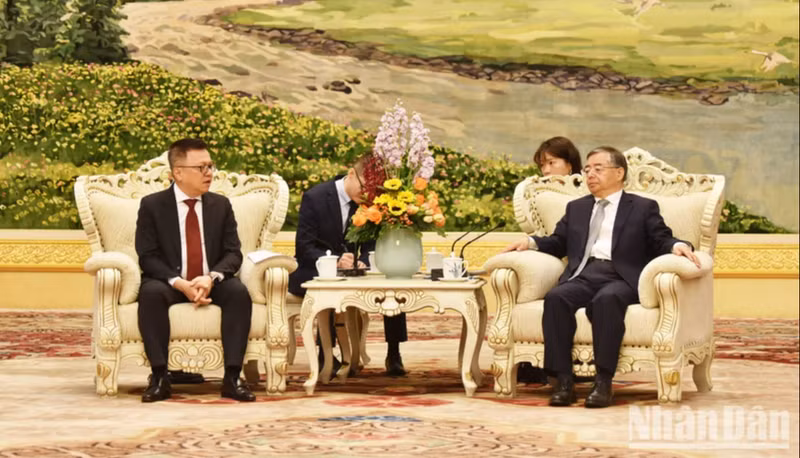 Li Shulei (à droite), membre du Bueau politique, secrétaire du Secrétariat et chef du Département de la propagande du Comité central du Parti communiste chinois (PCC), a reçoit Luong Quôc Minh, membre du Comité central du Parti, rédacteur en chef du journal « Nhan Dan », chef adjoint de la Commission centrale de la sensibilisation et de l’éducation du Parti et président de l’Association des journalistes du Vietnam. Photo: NDEL