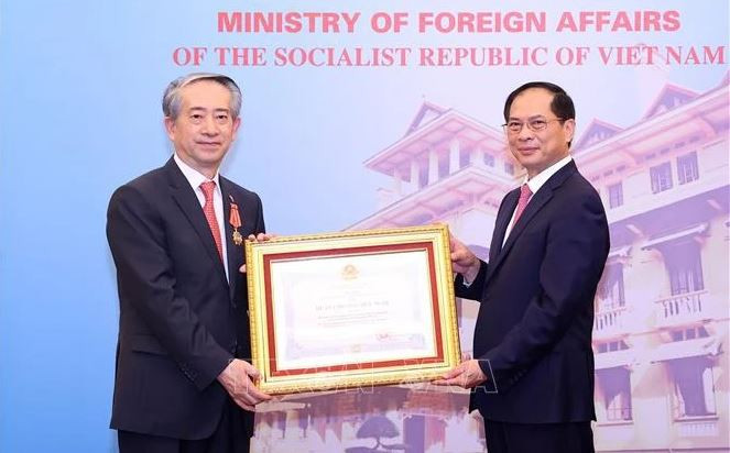 Le vice-Premier ministre et ministre des Affaires étrangères Bui Thanh Son (droite) remet l’Ordre d’amitié à l’ambassadeur chinois sortant Xiong Bo. Photo: VNA