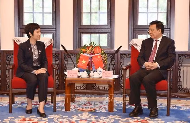 La directrice générale de la VNA, Vu Viet Trang, s'entretient à Pékin avec le président de l'agence de presse Xinhua, Fu Hua. Photo : VNA.