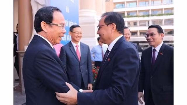 Le secrétaire du Comité municipal du Parti de Hô Chi Minh-Ville, Nguyen Van Nen (gauche), reçoit des dirigeants de Vientiane, de Champassak et de Savannakhet. Photo: VNA