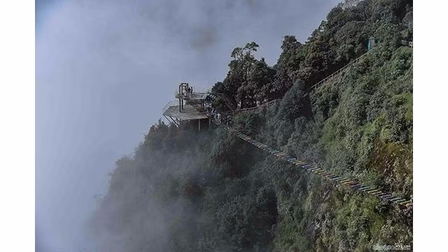 En plus de la visite du pont en verre, les visiteurs peuvent découvrir d'autres activités telles l’escalade ou encore le parapente. Photo: baoquocte.vn