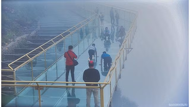 La zone touristique du pont en verre Rông Mây attire un grand nombre de touristes. Photo: baoquocte.vn