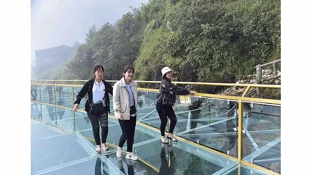 Nguyên Thi Thao (chemise blanche), une touriste de Hanoï, vient de terminer son voyage à Sapa. Elle et ses amis sont en train de découvrir le pont en verre : « J’ai tremblé quand j’ai posé mon pied sur le pont, mais j’ai osé faire un autre pas et je n’ai plus eu peur. Le sentiment que j’ai ressenti est indescriptible. L'air à Lai Châu est très frais, cela me plait beaucoup ». Photo: baoquocte.vn