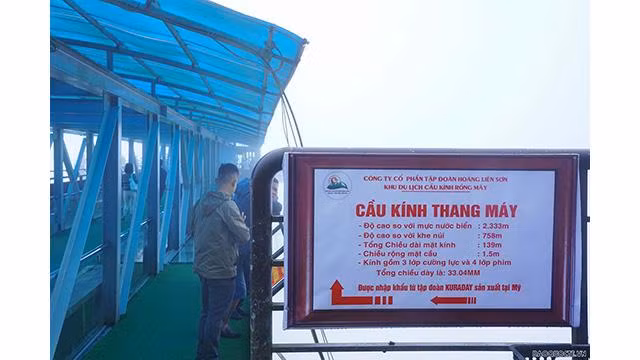 Les ascenseurs montent à 300 mètres et sont conçus avec trois faces en verre transparent. Photo: baoquocte.vn