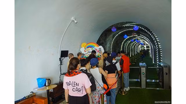 Pour s’y rendre, les visiteurs doivent traverser un tunnel de 70 m de long, à travers la montagne, pour atteindre les ascenseurs. Le prix du billet est de 400 000 dôngs pour les adultes et de 200 000 dôngs pour les enfants. Photo: baoquocte.vn