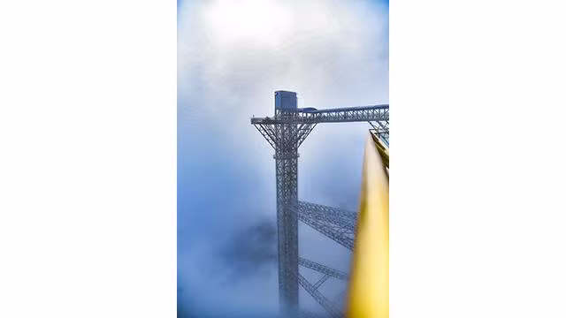 Les ascenseurs montent à 300 mètres et sont conçus avec trois faces en verre transparent. Photo: baoquocte.vn