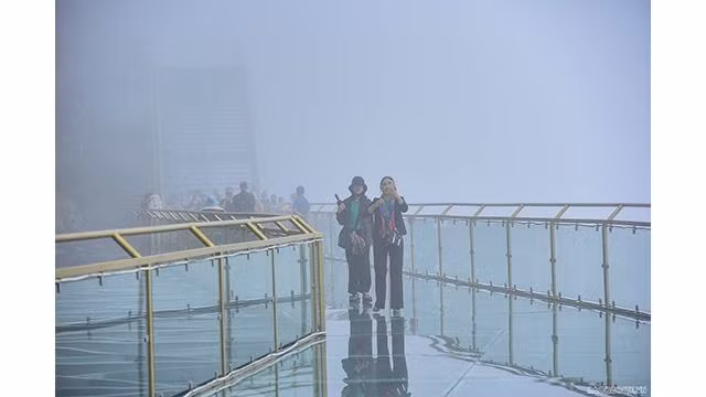 Un point de prise de photos à ne pas manquer lors de la visite du pont en verre. Photo: baoquocte.vn