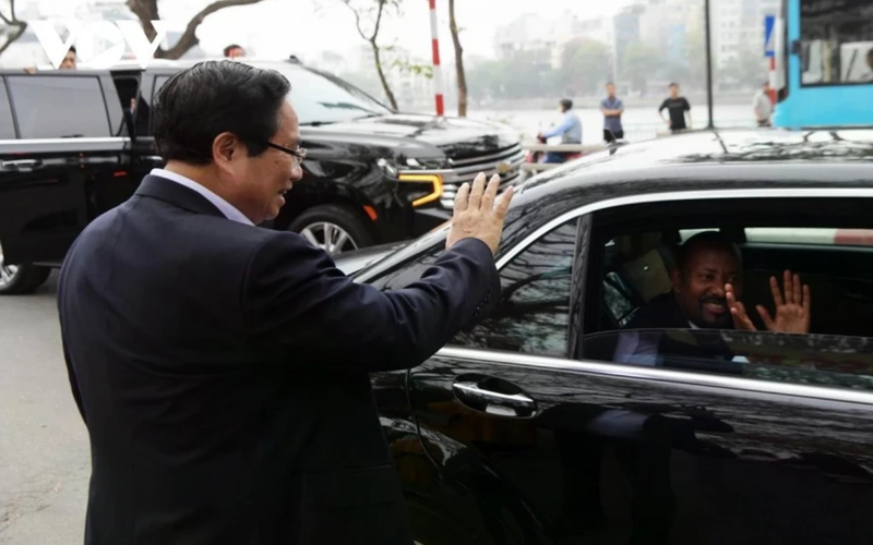 Le Premier ministre vietnamien salue son homologue éthiopien. Photo : VNA