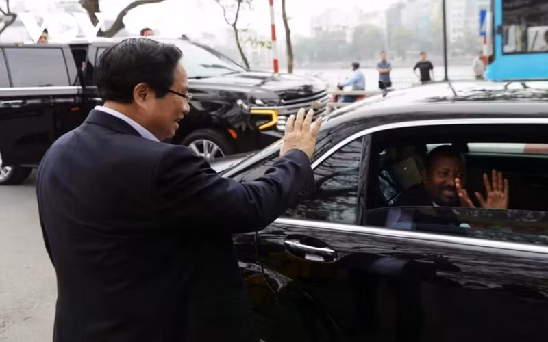 Le Premier ministre vietnamien salue son homologue éthiopien. Photo : VNA