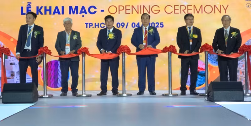 Lors du salon SaigonTex 2025, le 9 avril à Hô Chi Minh-Ville. Photo: VCCI