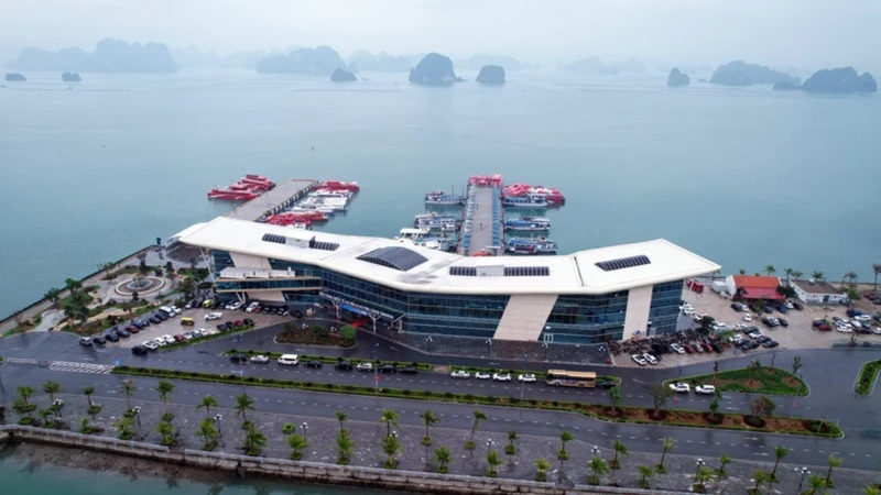 Le port de passagers d'Ao Tien propose des visites touristiques dans la baie de Bai Tu Long. Photo : VNA.