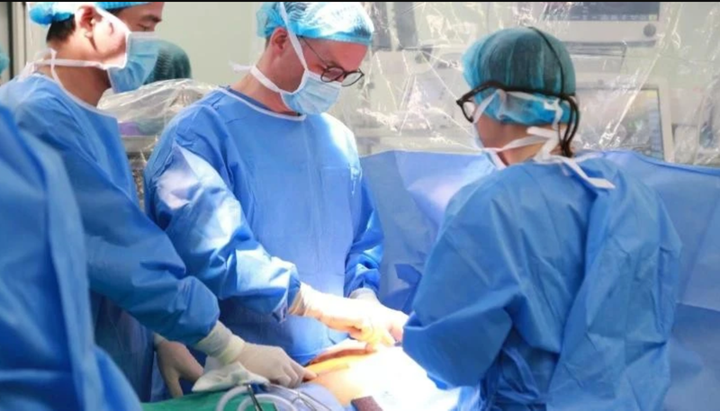 L'Hôpital militaire central 108 a réalisé avec succès la première transplantation cardiaque artificielle partielle de troisième génération (LVAD - Heart Mate3) au Vietnam. Photo : Hôpital militaire central 108.