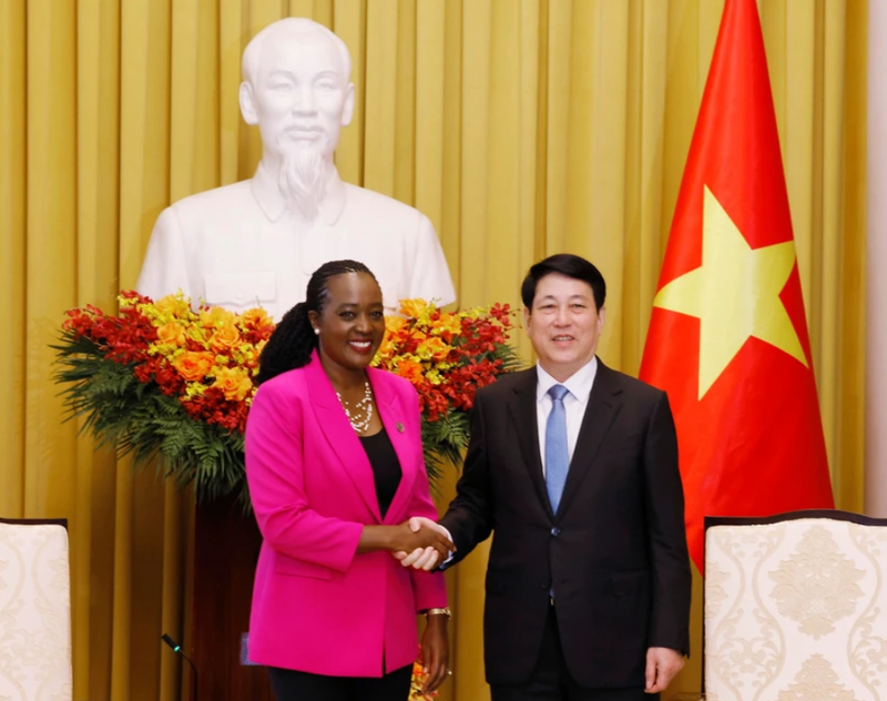 Le président Luong Cuong et la Secrétaire du Cabinet chargée de la Défense du Kenya, Soipan Tuya. Photo : VNA.