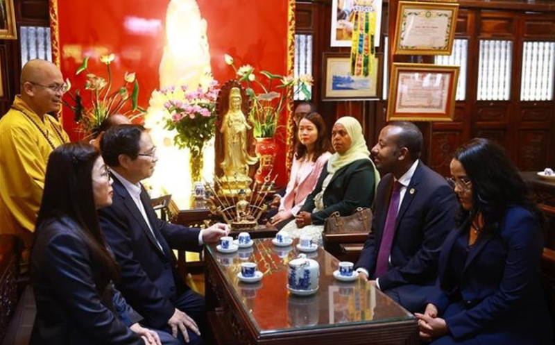 Le Premier ministre Pham Minh Chính a présenté à son homologue éthiopien la pagode Trấn Quốc, âgée de près de 1.500 ans. Photo : VNA.