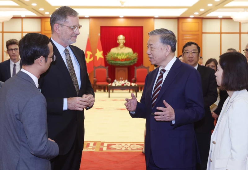 Le secrétaire général du Parti communiste du Vietnam, Tô Lâm (à droite), et Olivier Brochet, ambassadeur de France au Vietnam. Photo : VNA.