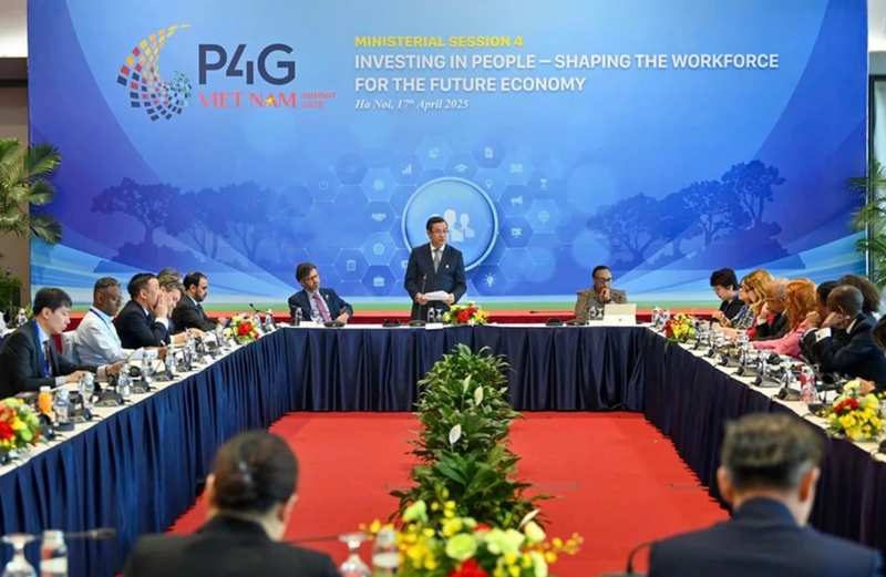 Session ministérielle sur le thème : "Investir dans l'humain - Façonner la main-d'œuvre pour l'économie du futur". Photo: baovanhoa.vn