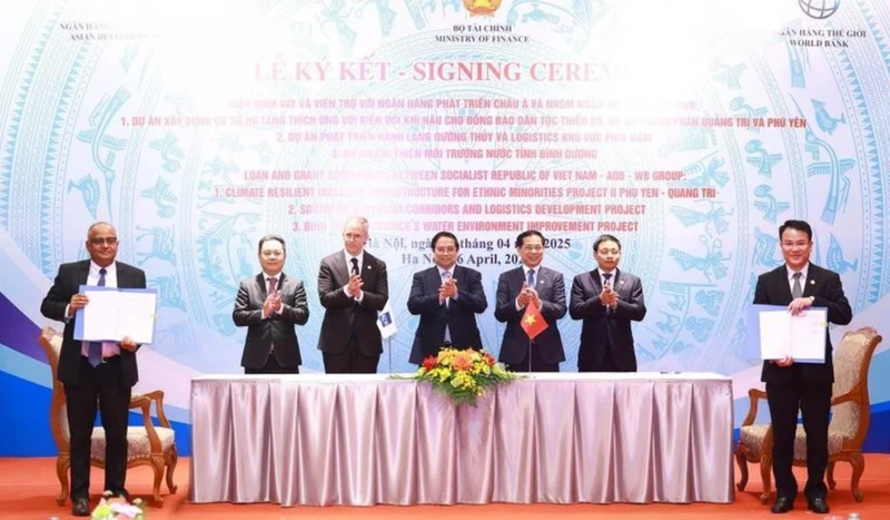 Le Premier ministre Pham Minh Chinh (centre) à la cérémonie de signature. Photo : VNA