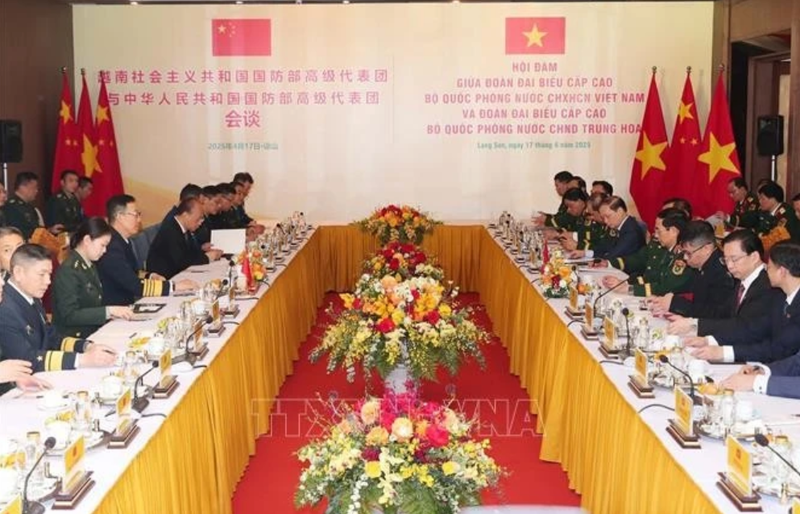 Le ministre vietnamien de la Défense Phan Van Giang s'entretient avec son homologue chinois, Dong Jun. Photo : VNA.