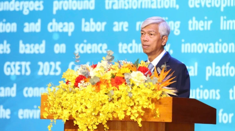 Le vice-président du Comité populaire de Hô Chi Minh-Ville, Vo Van Hoan, prend la parole. Photo: NDEL