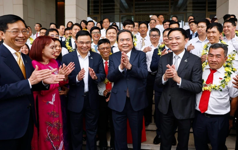 Le président de l’Assemblée nationale, Tran Thanh Man, et les travailleurs exemplaires du secteur pétrolier. Photo: VNA