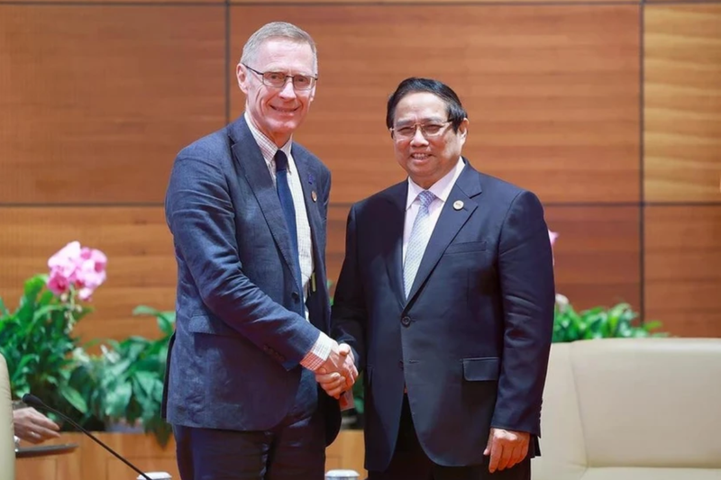 Le Premier ministre Pham Minh Chinh (droite) reçoit le vice-président adjoint en charge du Département des opérations de pays du Fonds international de développement agricole (FIDA), Donal Brown. Photo : VNA.