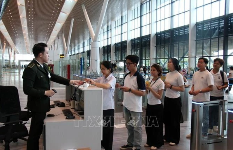 Simultation des procédures d'enregistrement au terminal T3 de l’aéroport de Tân Son Nhât, l'après-midi du 16 avril, en préparation du premier vol. Photo : VNA.