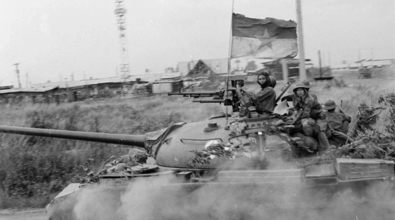 L'Armée de libération a occupé l'école blindée de l'armée fantoche à la base de Nuoc Trong (Bien Hoa). Dès le début du mois d'avril 1975, nos troupes principales de toutes les directions ont avancé vers Saigon, ont attaqué l'ennemi avec une force orageuse et ont détruit toute la ligne de défense extérieure de l'ennemi. Photo : Hua Kiem/VNA.