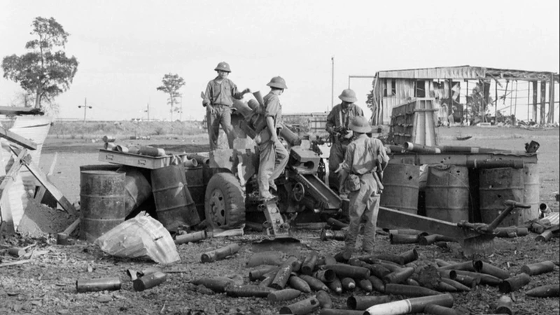 L'Armée de libération a occupé l'école blindée de l'armée fantoche à la base de Nuoc Trong (Bien Hoa). Dès le début du mois d'avril 1975, nos troupes principales de toutes les directions ont avancé vers Saigon, ont attaqué l'ennemi avec une force orageuse et ont détruit toute la ligne de défense extérieure de l'ennemi. Photo : Hua Kiem/VNA
