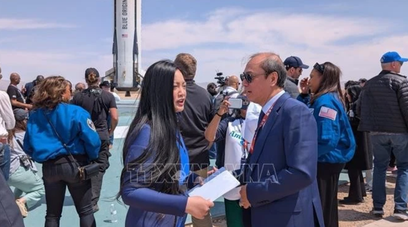 L'ambassadeur du Vietnam aux États-Unis, Nguyen Quoc Dung, remet une lettre du président Luong Cuong à Amanda Nguyen. Phot : /VNA.
