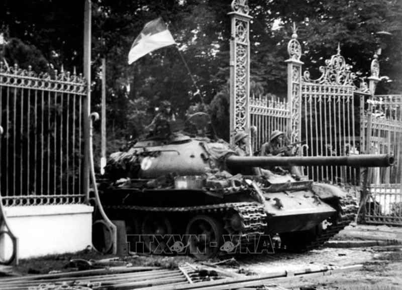 Le 30 avril, à 10h45, des tanks heurtèrent à la porte de fer du Palais d'Indépendance de l'administration fantoche de Sài Gon. photo : VNA.