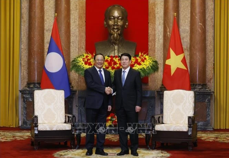 Le président Luong Cuong (droite) et le Premier ministre lao Sonexay Siphandone. Photo : VNA.