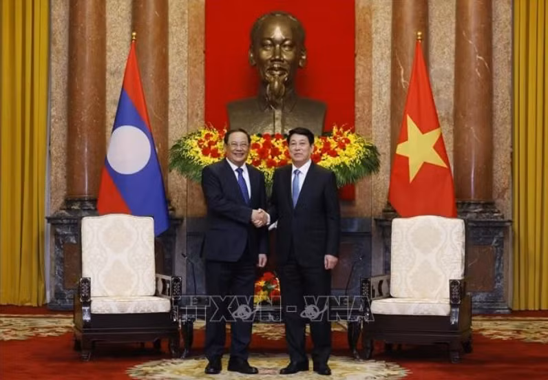 Le président Luong Cuong (droite) et le Premier ministre lao Sonexay Siphandone. Photo : VNA.
