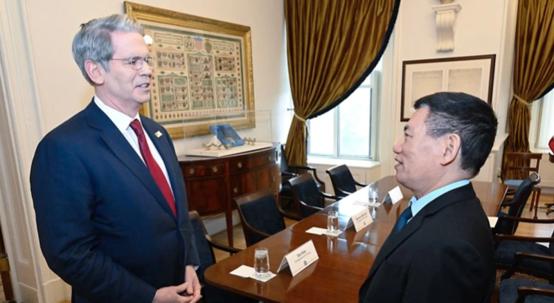 Le vice-premier ministre Ho Duc Phoc (à droite) et le secrétaire au Trésor des États-Unis, Scott Bessent.Photo : BNG.